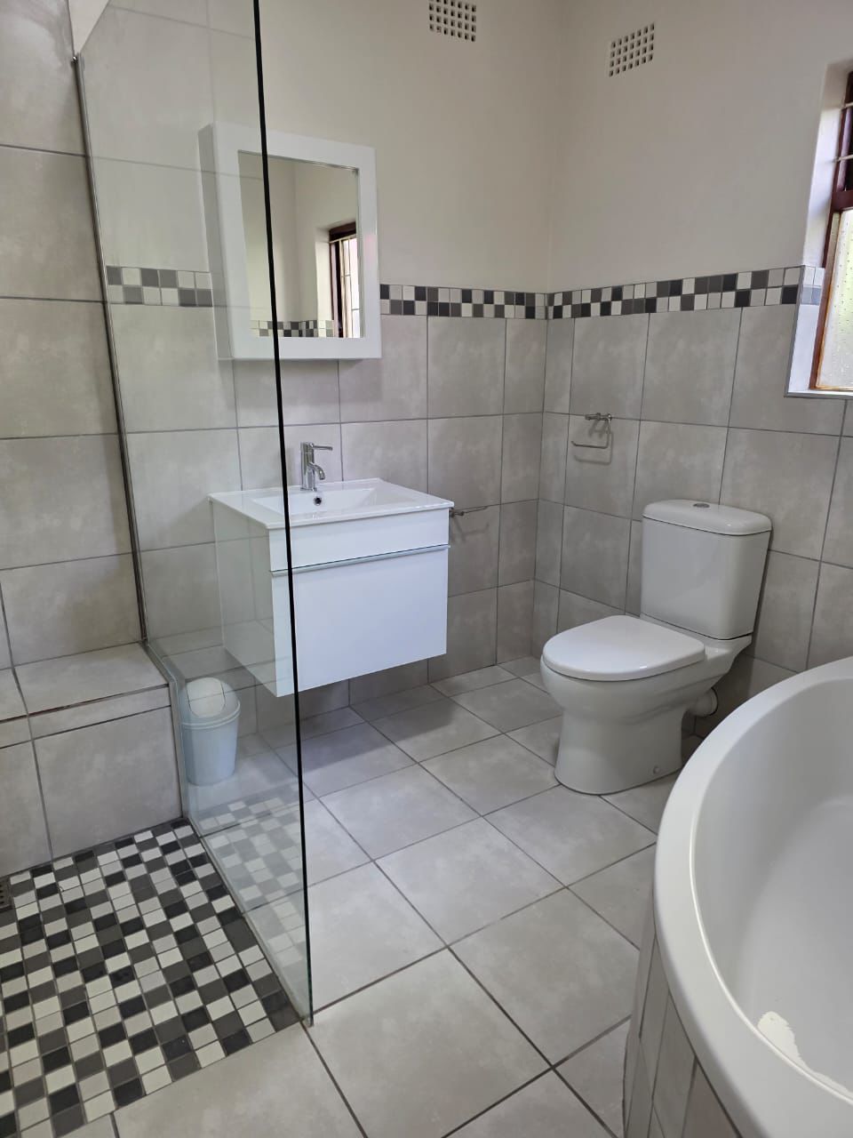 Full bathroom suite