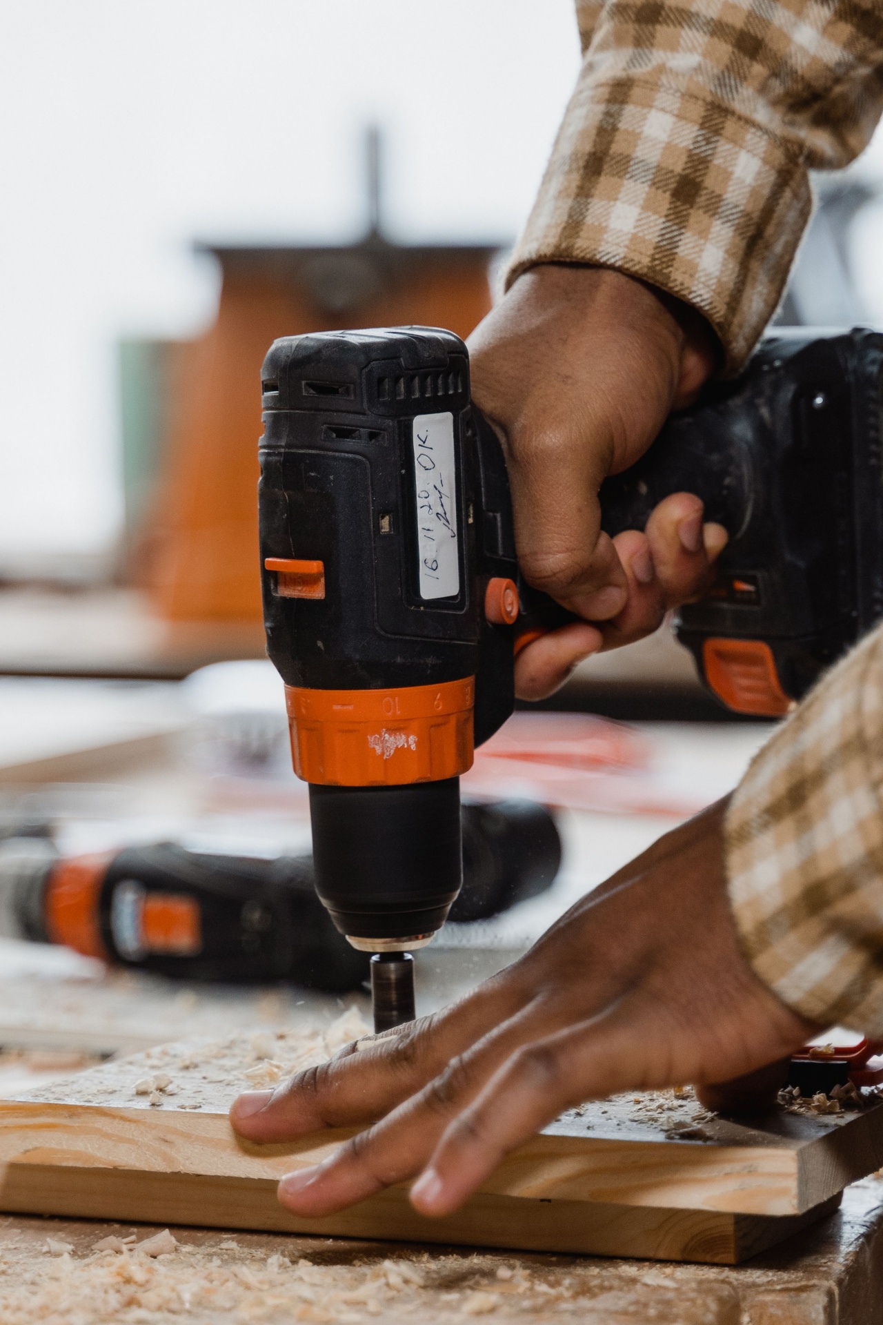 GYST craftsman installing tiles